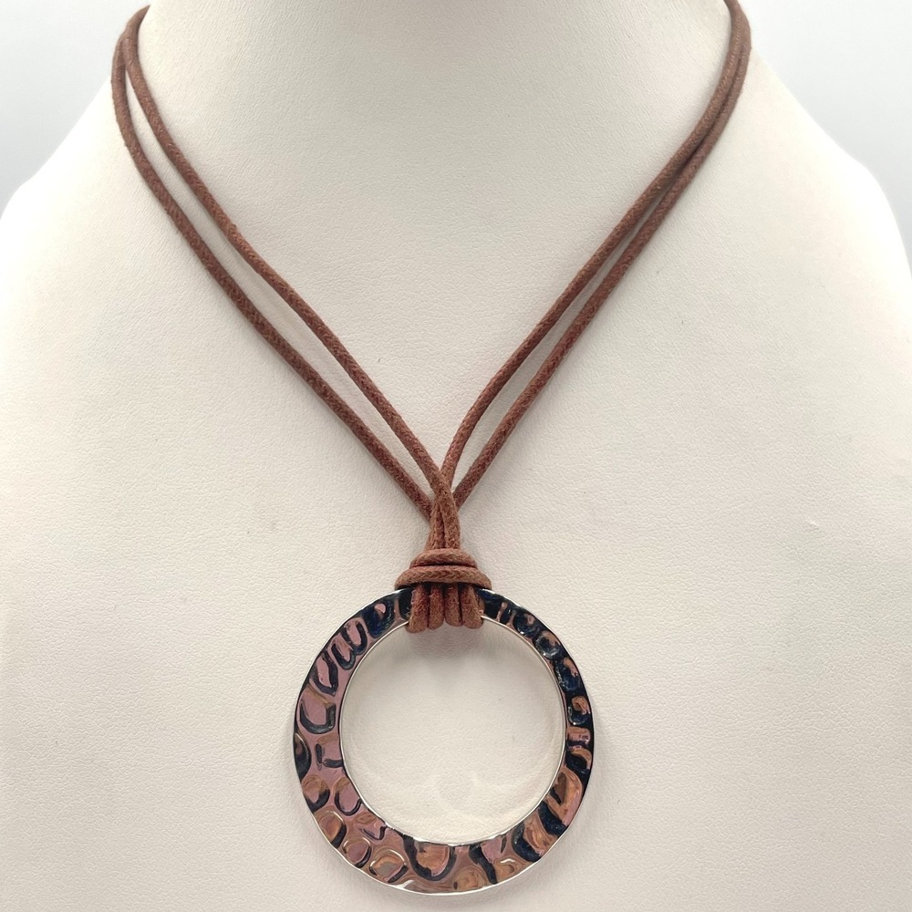 VTG Hammered Silver Tone Open Circle Pendant Brown Suede Cord Choker Necklace